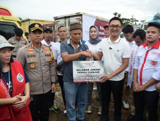 Donasi Rp322 Juta dan Ber Truk-truk Sembako, Relawan Jokowi Bantu Korban Gempa Cianjur 